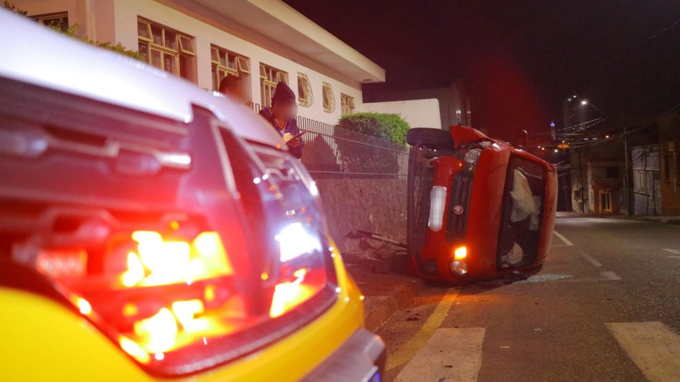 Motorista dorme ao volante e tomba veículo no centro de PG BNT