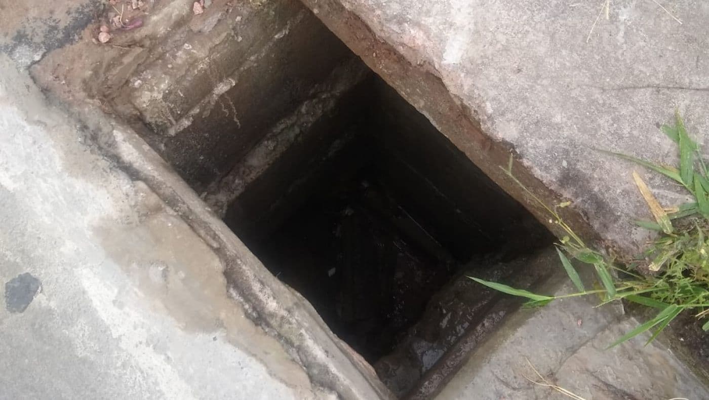 Buraco profundo próximo à saída de escola preocupa pais em bairro de PG