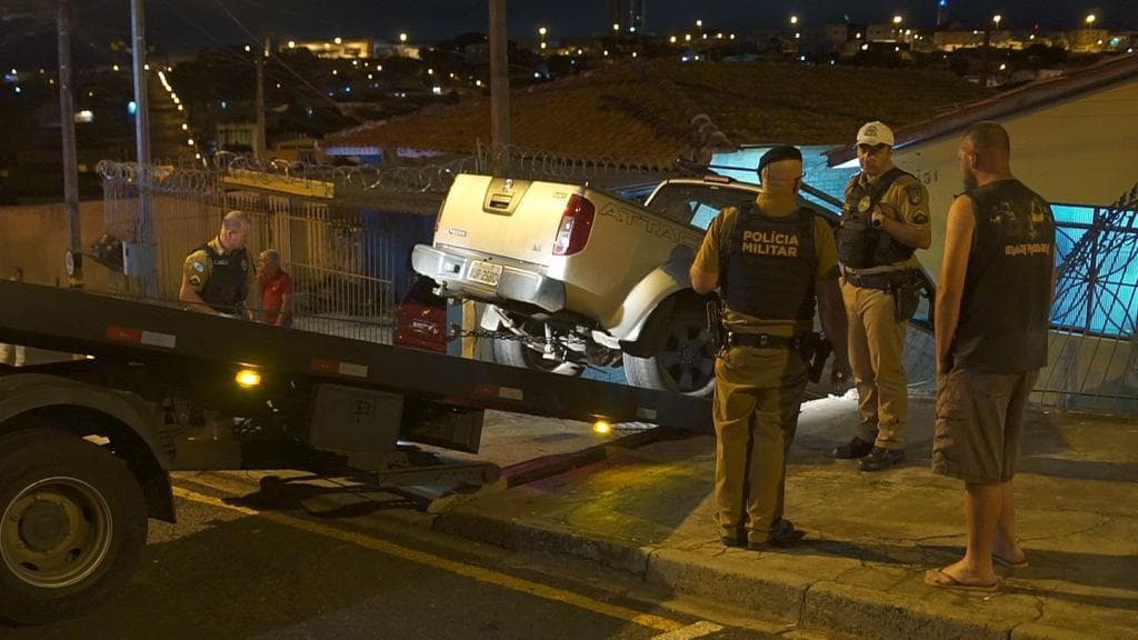 Caminhonete invade casa em bairro de PG e motorista acaba preso