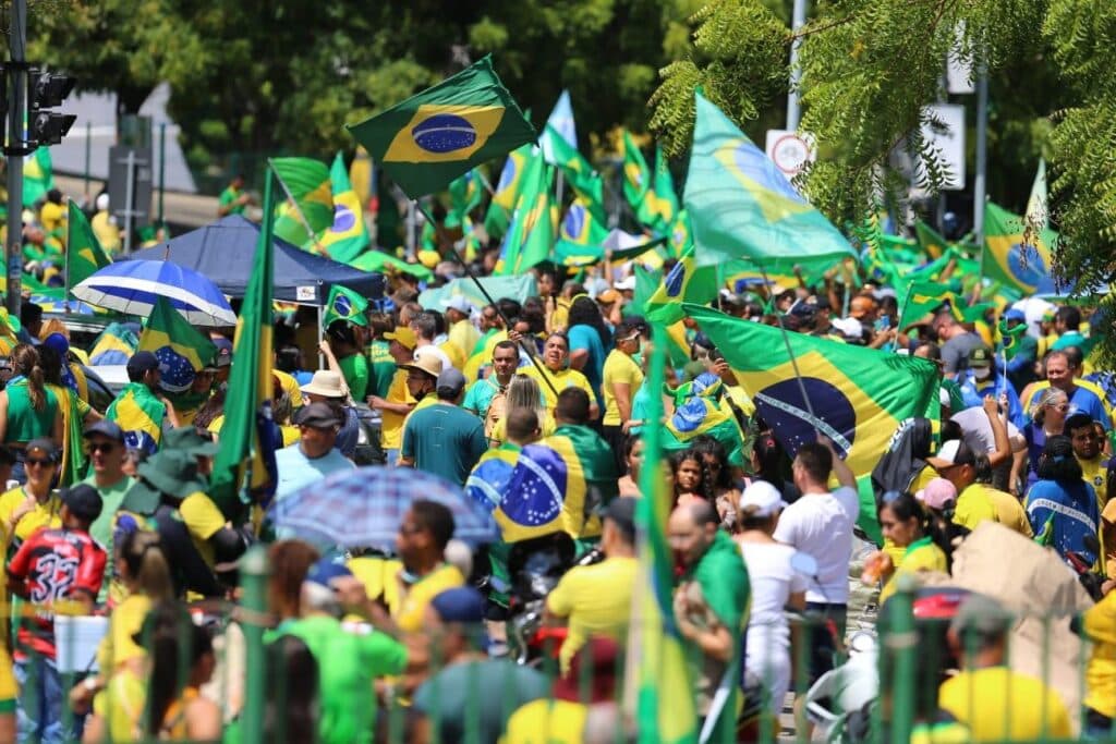 Manifestantes dos quarteis x caçadores de Pokemon