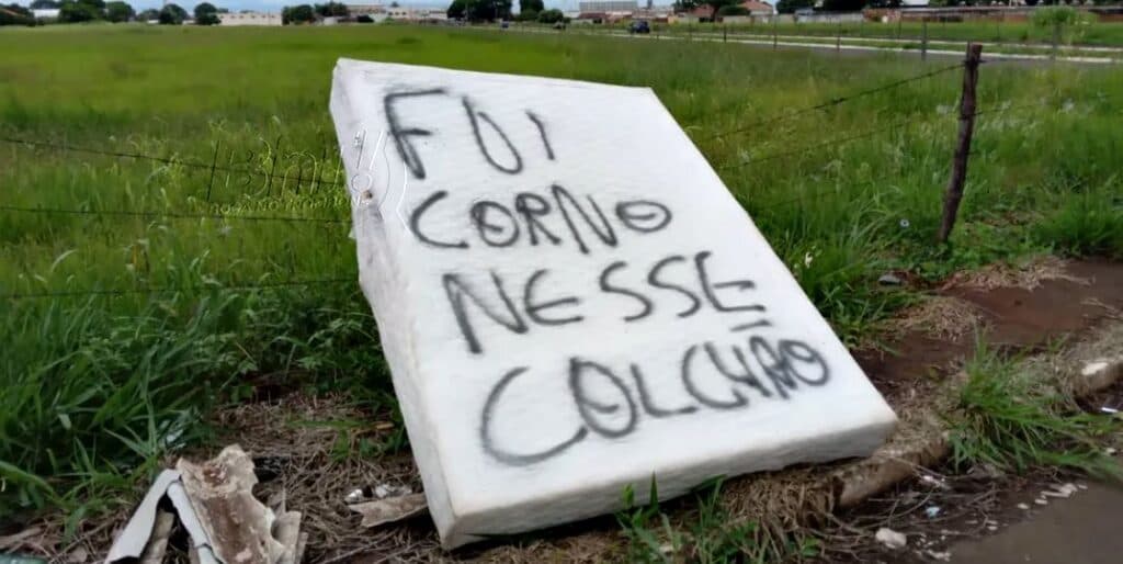 ‘Fui corno nesse colchão’: Esposo de infiel descarta colchão e expõe traição