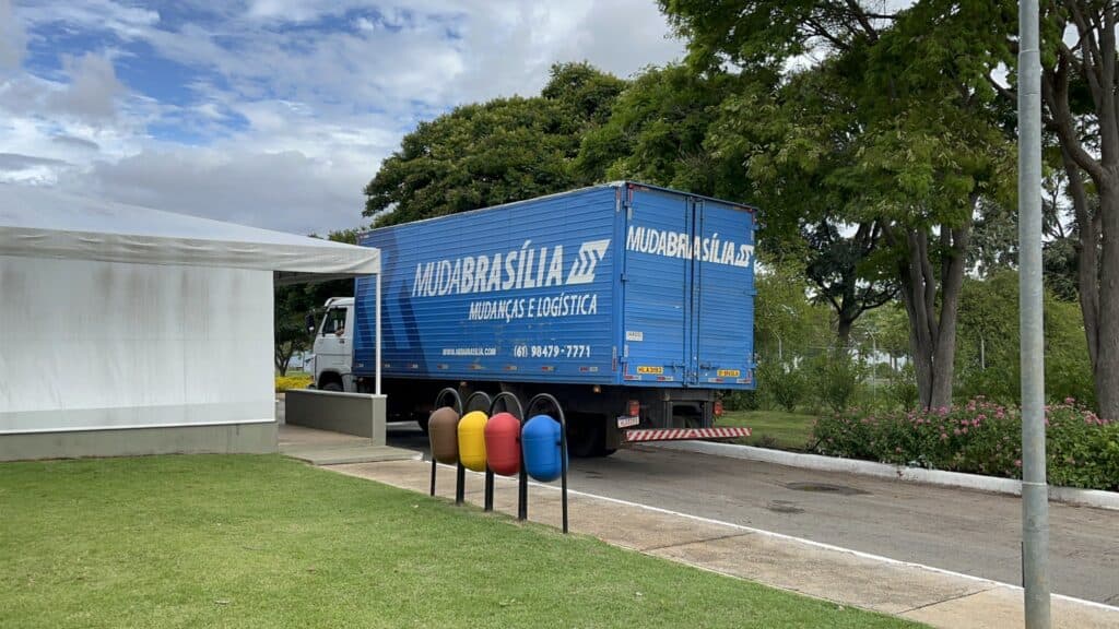Caminhão de mudanças é visto no Palácio da Alvorada dias antes da despedida de Bolsonaro