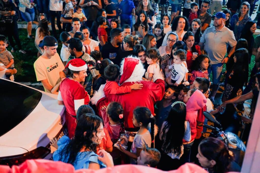 Papai Noel chega em Piraí do Sul e anima mais de 350 famílias