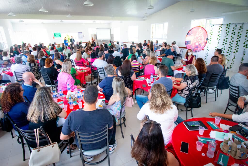 Núcleo Regional de Educação de PG premeia escolas diamantes