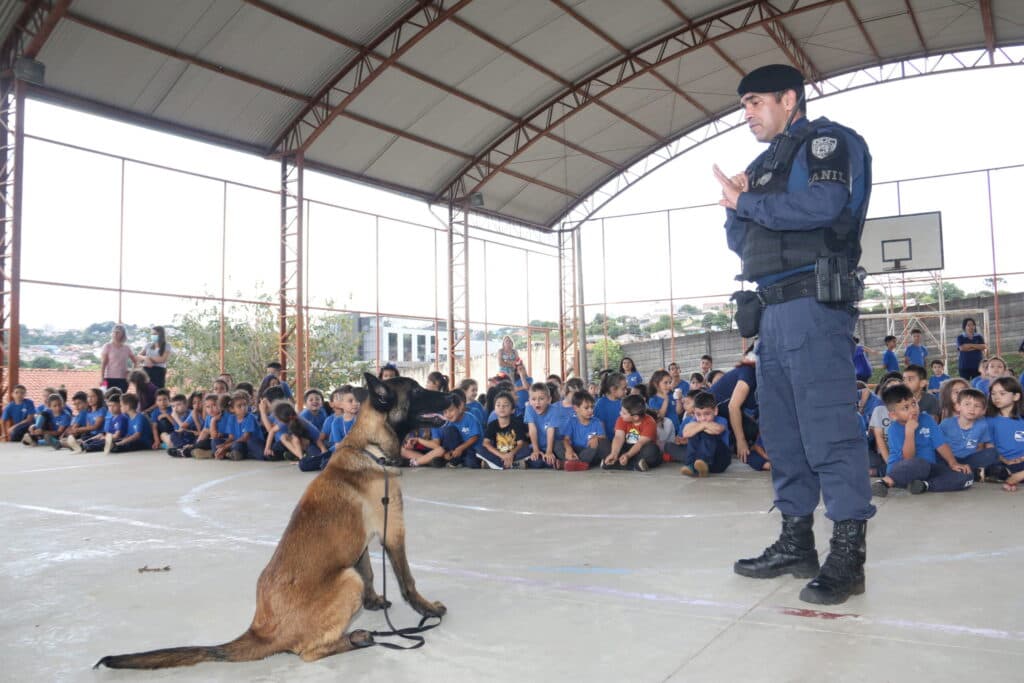 Grupo de Operações com Cães da Guarda Civil Municipal visita escola de PG