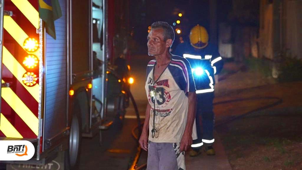 Idoso esquece vela acesa e tem casa incendiada no Paraíso