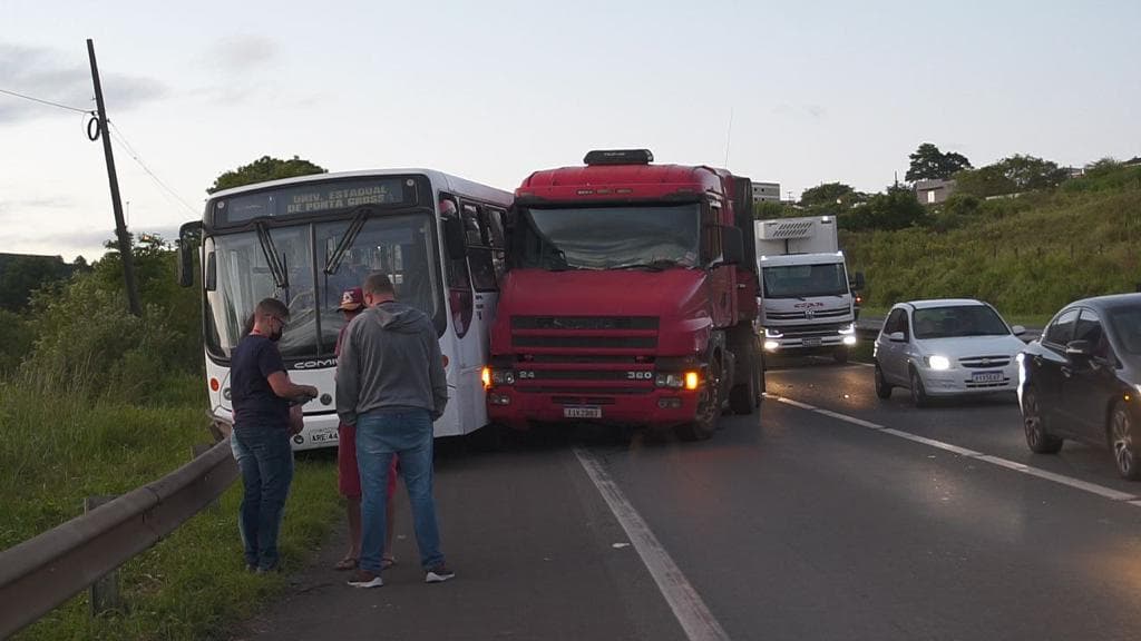 Dois caminhões e ônibus da UEPG se envolvem em acidente na BR 376