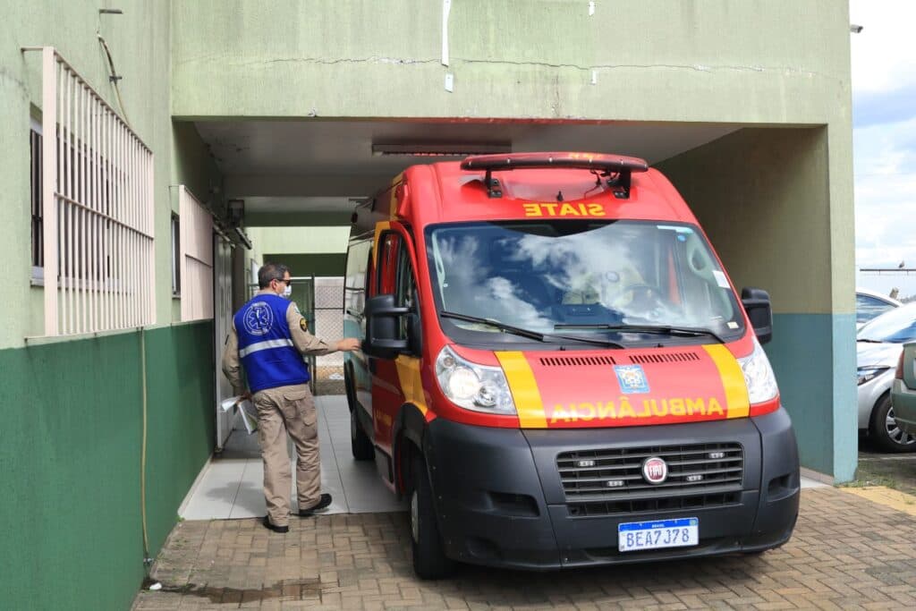 Menino  fratura membro superior  ao sofrer queda  árvore em PG