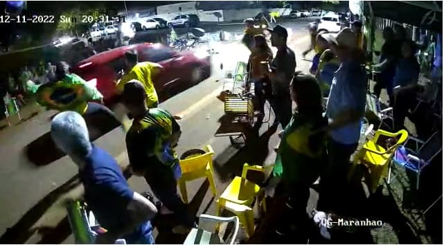 Mulher fura bloqueio de bolsonaristas e atropela manifestantes em Cascavel
