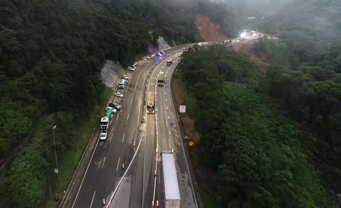 Chuvas bloqueiam BR-376 e causam congestionamento em outras rodovias do PR