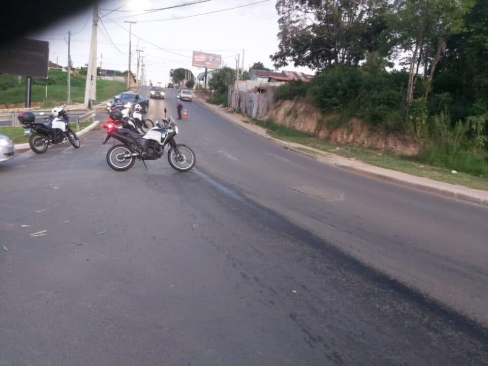 Mulher sofre lesões ao cair da moto em PG