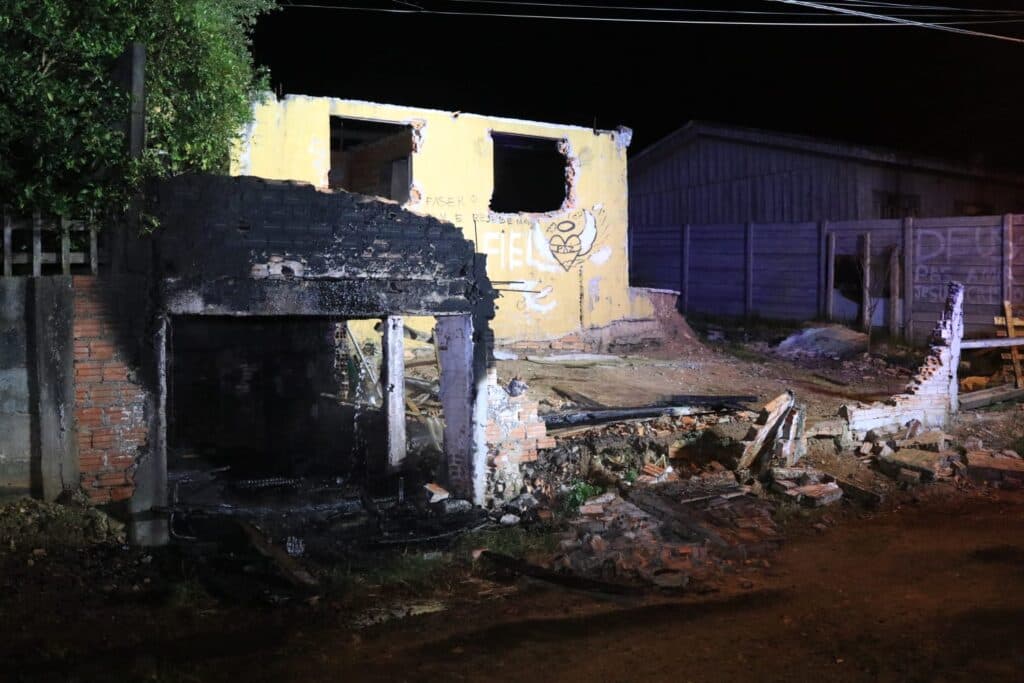 Incêndio consome casa desocupada na Colônia Dona Luiza em PG