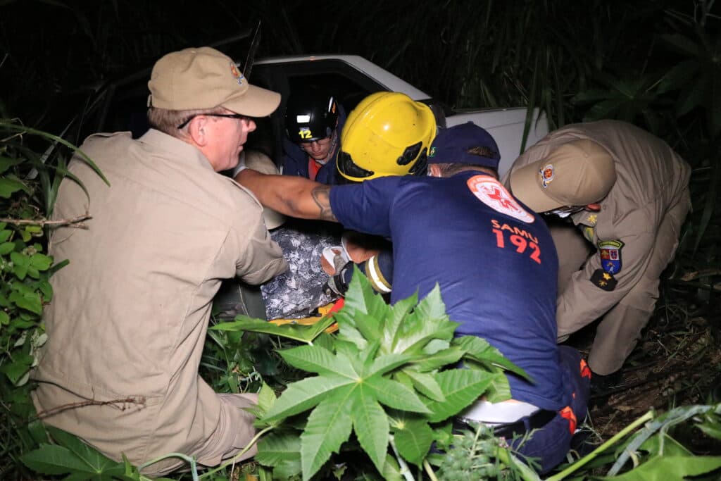 Motorista sofre mal súbito e carro quase cai em córrego de PG