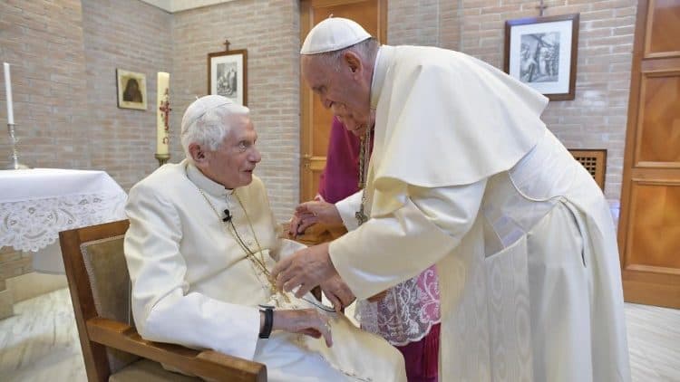 <strong>Papa Francisco diz que Bento XVI está “muito doente” e pede orações</strong>