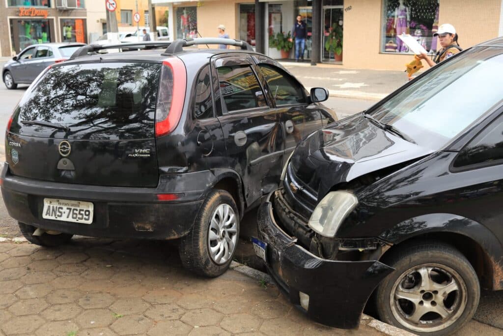 Caminhão sem freio causa engavetamento com seis veículos em PG