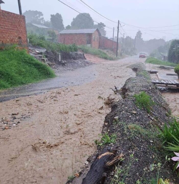 Fortes chuvas causam alagamentos e transtornos em PG. Veja imagens
