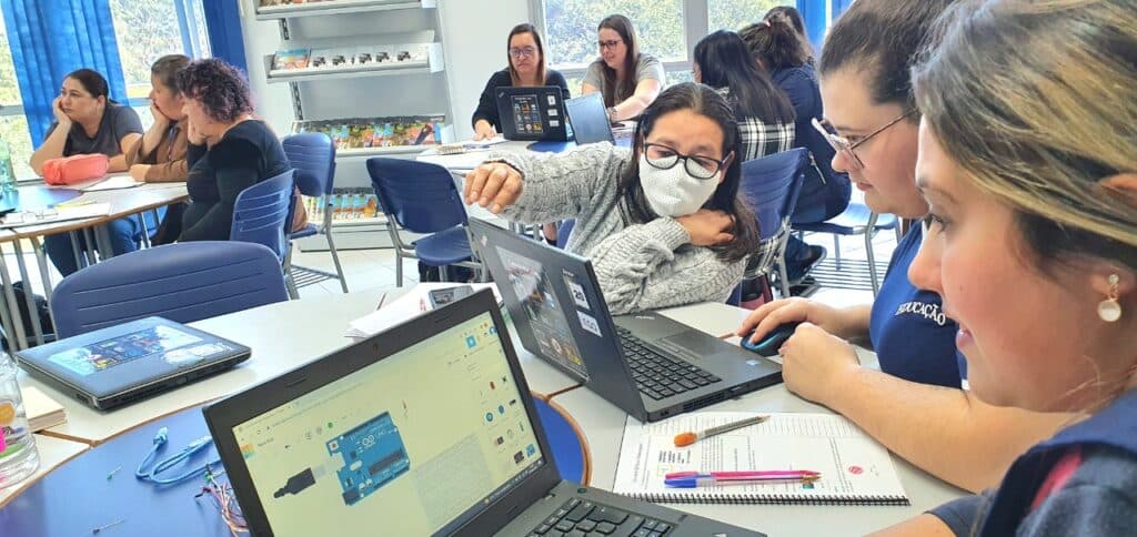 Educação forma professores para os Laboratórios de Aprendizagem Criativa
