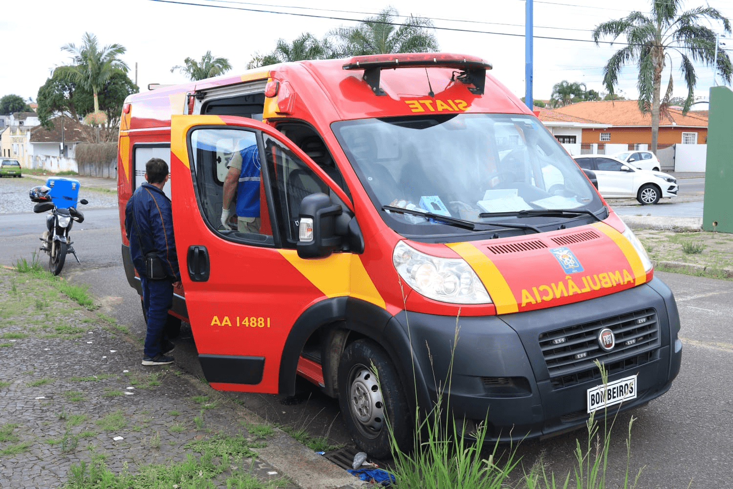 Motociclista bate em traseira de automóvel e fica ferido em PG