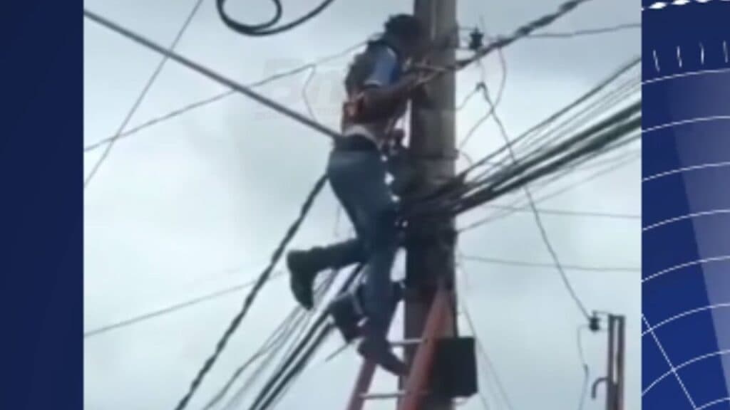 Trabalhador é eletrocutado, “pega fogo”, mas consegue se soltar do poste de luz em SP