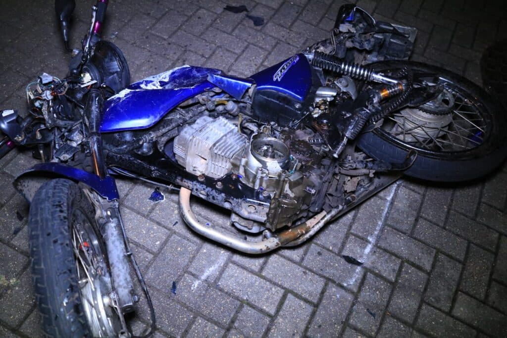 Camionete na contramão bate em moto e motorista foge do local