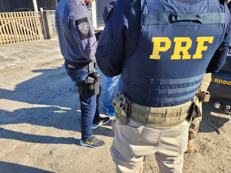 PRF prende três pessoas no Paraná em apoio à polícia do RJ