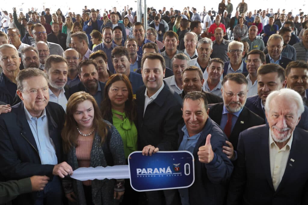 Governador entrega 128 ônibus escolares e 45 novas viaturas pra SESP