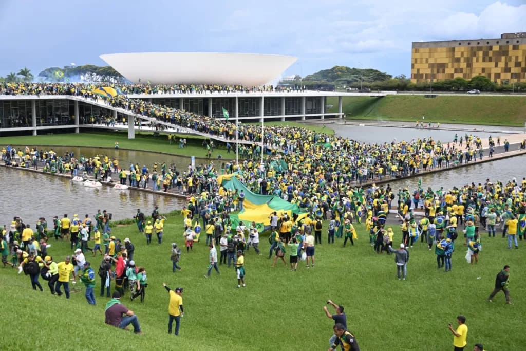 Manifestantes tomam as sedes dos Três Poderes em Brasília