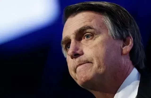 Bolsonaristas dão tiro no pé e enterram vida política do “mito”.