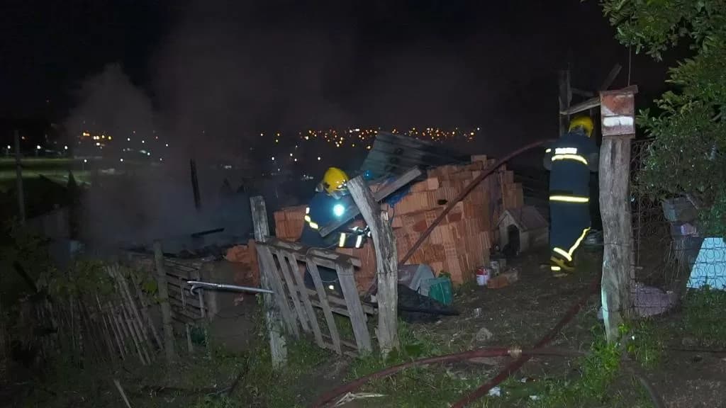 Incêndio consome casa de madeira em bairro de Ponta Grossa