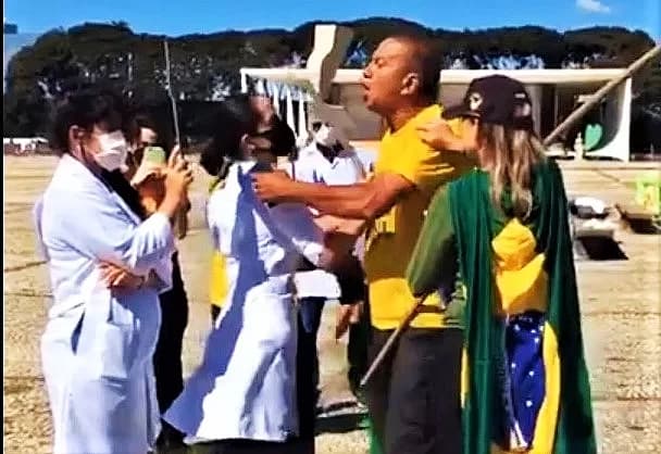 Homem que agrediu enfermeiras em manifestação é preso por participar de invasão em Brasília