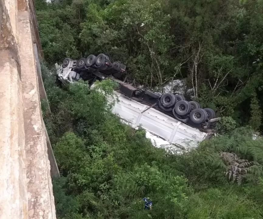 Caminhão despenca após colisão com colheitadeira na PR-151: duas mortes confirmadas