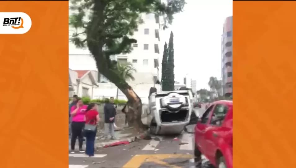 Caminhonete capota após colisão no centro de PG