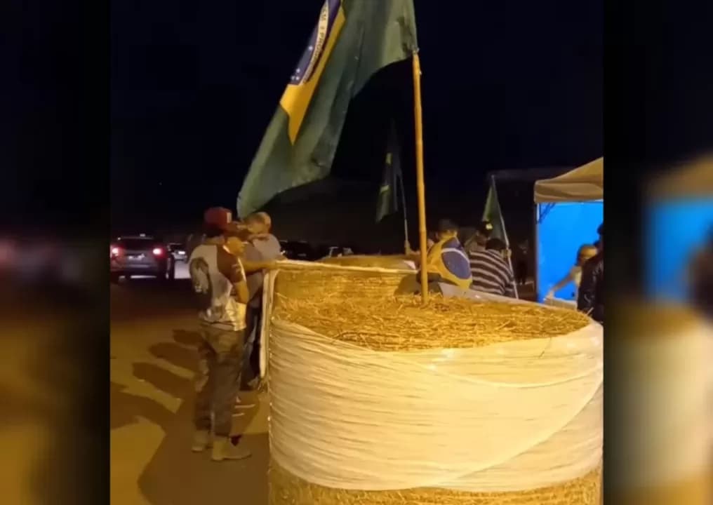 <strong>Após desmontarem acampamento, bolsonaristas voltam à ocupar frente de quartel em Castro</strong>