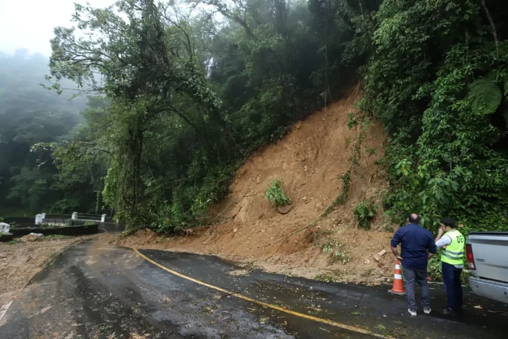 Novo deslizamento de terra bloqueia Estrada da Graciosa nesta quarta
