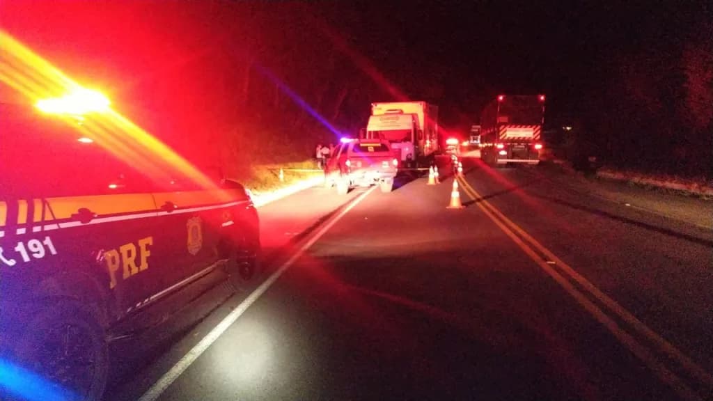 Bebê morre ao cair de caminhão e ser atropelado na BR-116