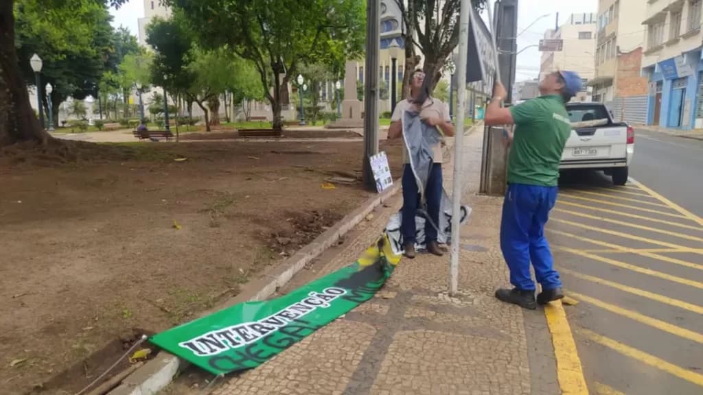 Prefeitura de PG inicia revitalização de praça após fim de acampamento