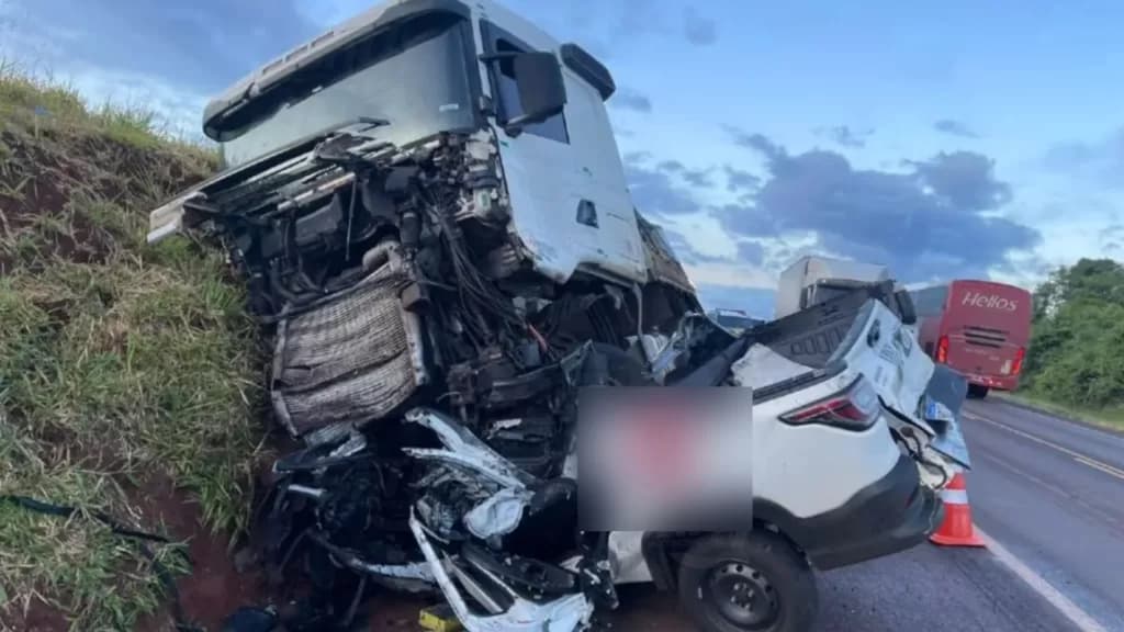 Duas pessoas morrem em acidente frontal grave no Paraná