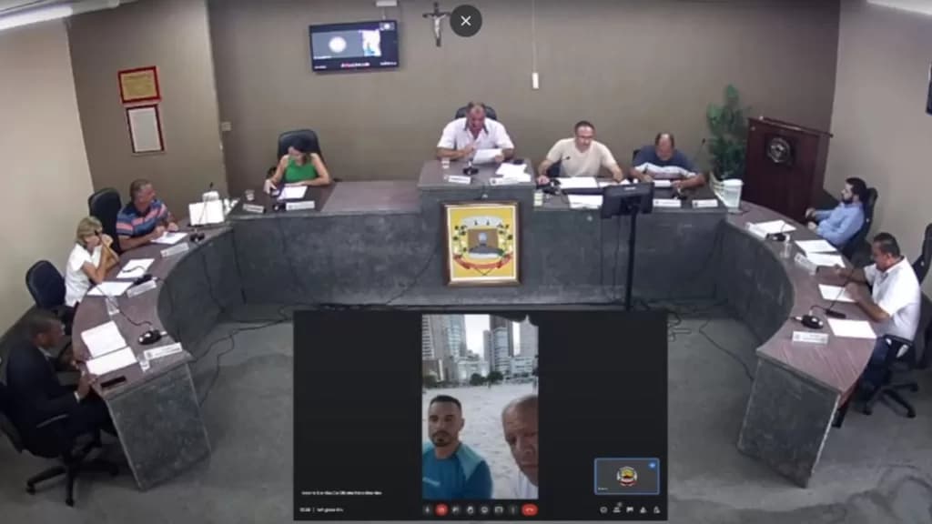 Vereadores do PR votam aumento do próprio salário em videochamada direto do litoral
