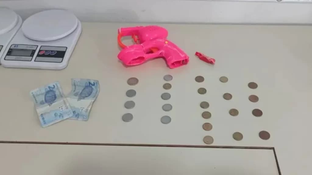 Homem usa “arma da Barbie” para assaltar ônibus no PR