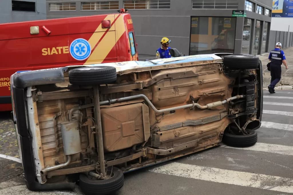 Colisão seguida de capotamento deixa uma pessoa ferida em PG