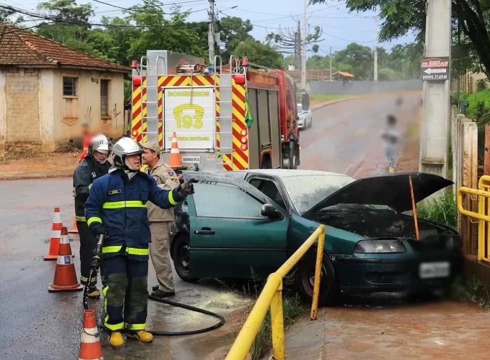 Carro sai de mecânica e motor do veículo pega fogo em rua de PG