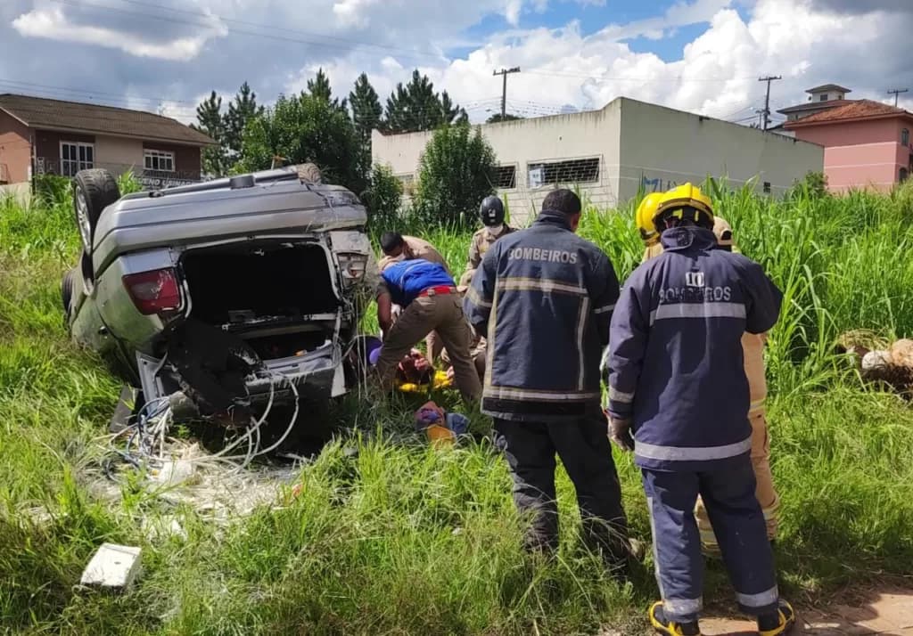 Carro capota e deixa duas vítimas presas às ferragens em PG