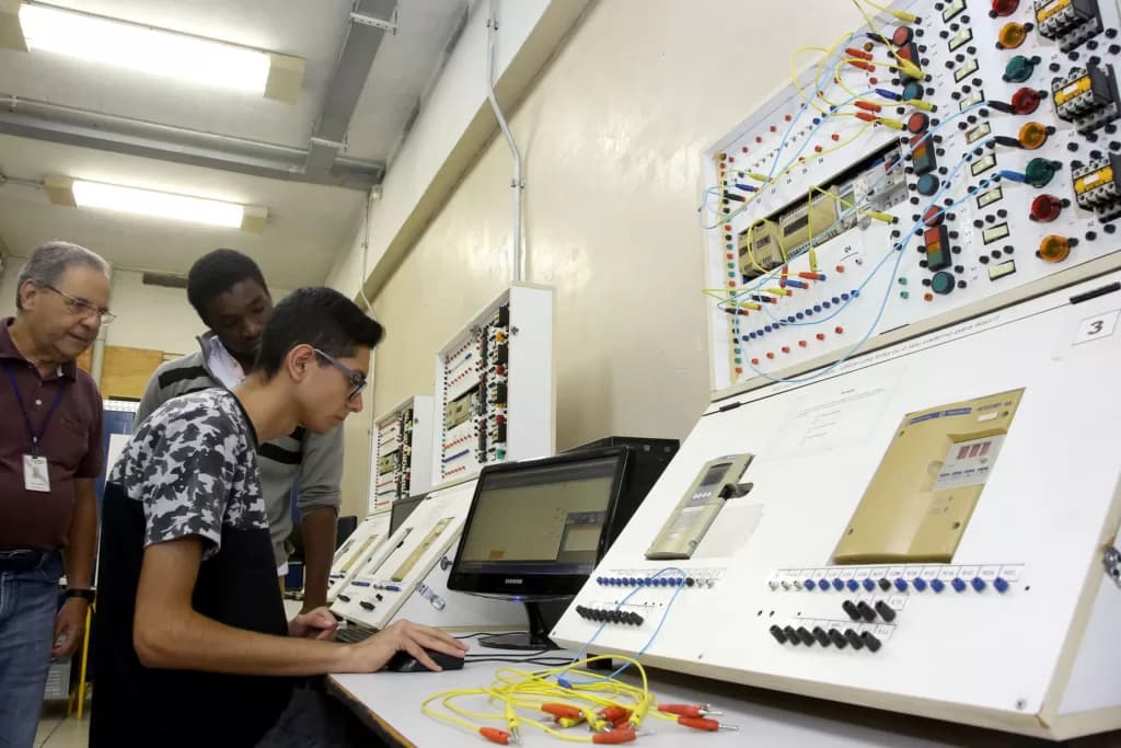 Paraná articula ação para facilitar acesso de alunos do ensino profissional ao primeiro emprego