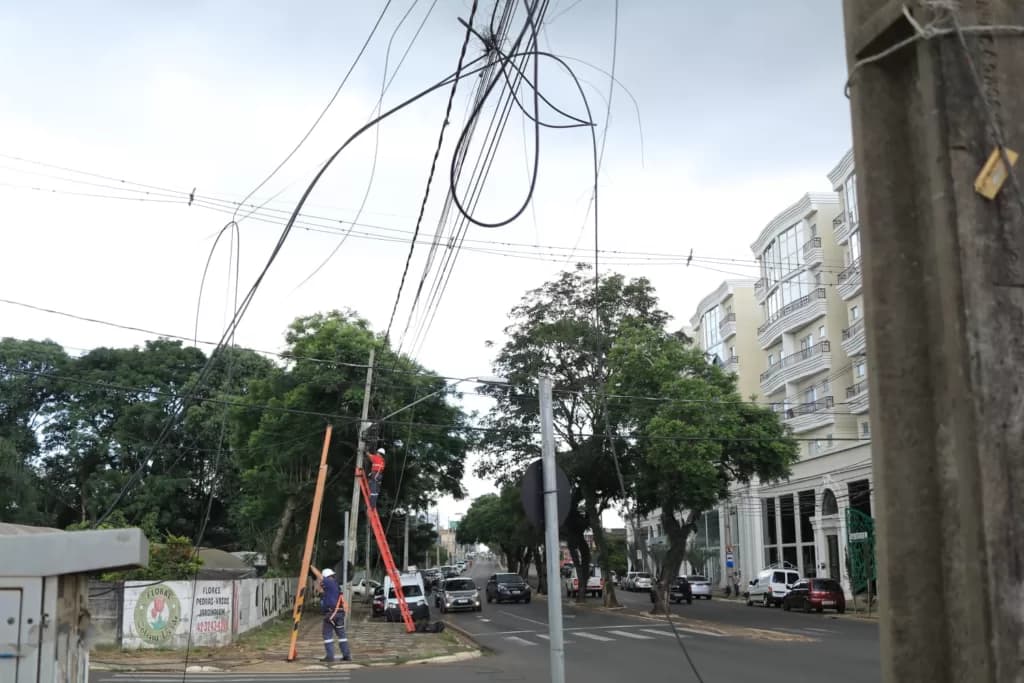 Caminhão arranca fios elétricos e causa transtorno em bairro de PG