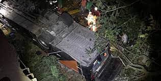 Ônibus com jogadores de time juvenil do Rio de Janeiro capota, deixa 4 mortos e 29 feridos