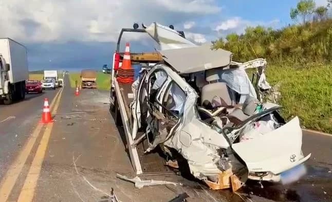 Cinco pessoas ficam feridas em acidente entre duas carretas e um carro