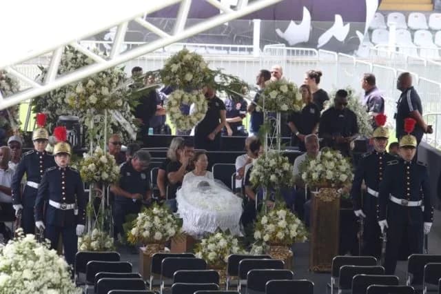 Corpo de Pelé é sepultado em Santos: cerimônia fechada para família