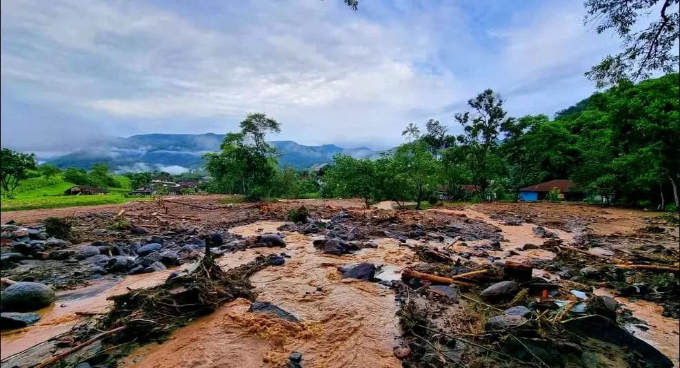 Chuva forte deixa mortos e desaparecidos em Santa Catarina
