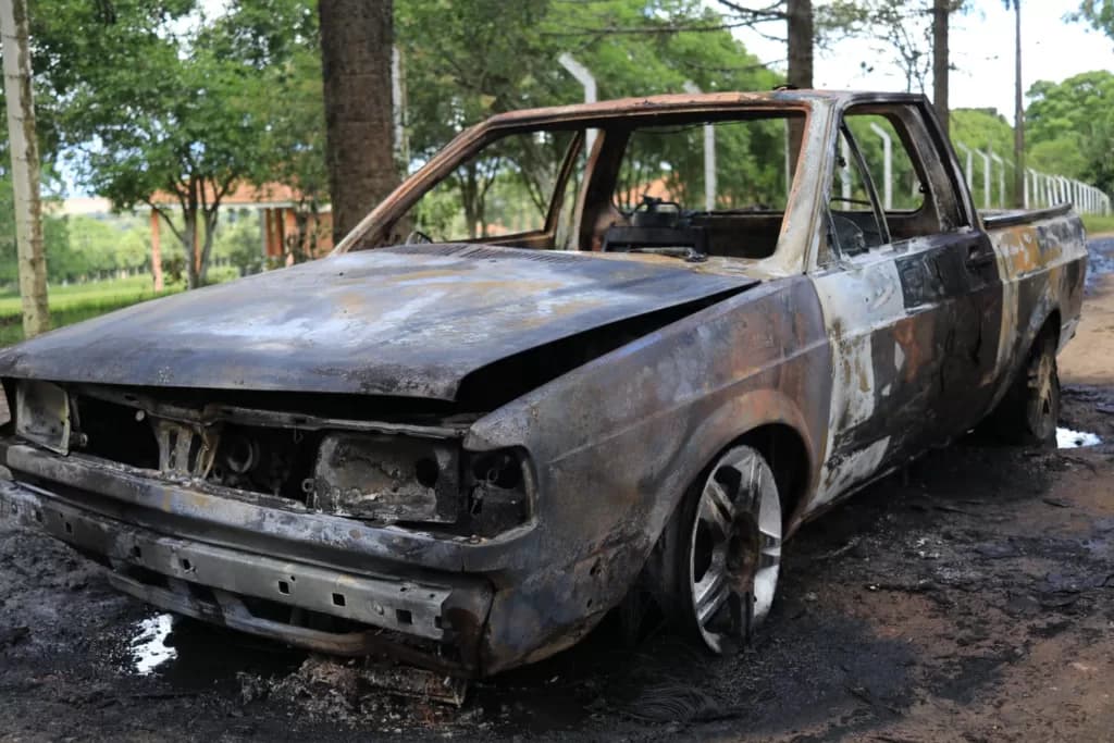Carro é totalmente consumido pelo fogo em Ponta Grossa