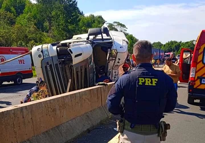 Homem fica em estado grave após tombar caminhão na BR-376 em Tibagi
